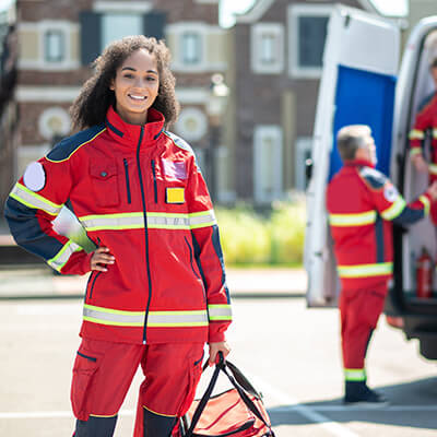 Rettungssanitäter in Arbeitskleidung