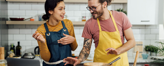 Junge Menschen kochen mithilfe des Internets