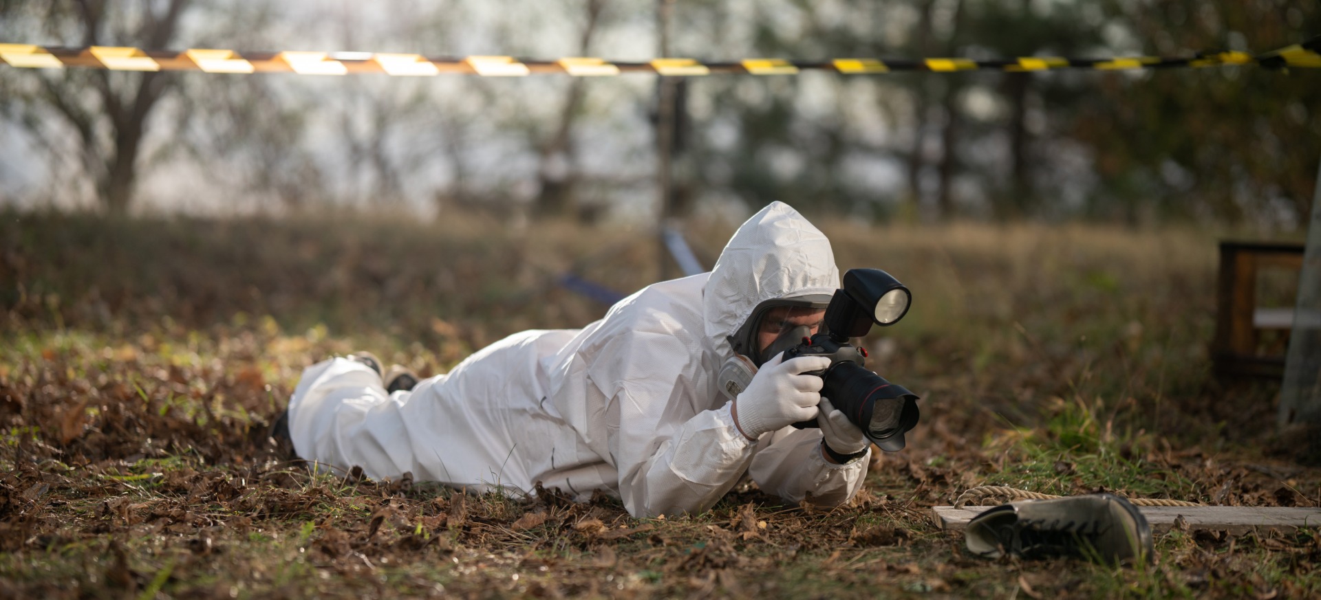 Forensiker sichert Spuren am Tatort